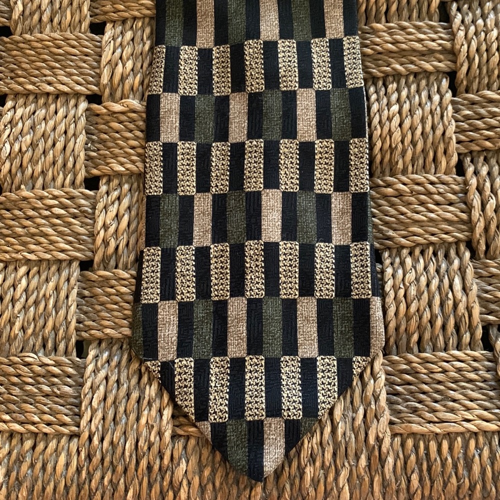 DANIEL CRAIG 100% SILK TIE-ITALY GRAY/TAN/BLACK 59”x4”.GENTLY WORN